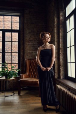 İç mekan retro tarzı kızıl saçlı kız.