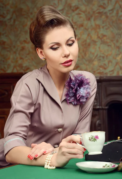 Pin Up beautiful young woman in vintage interior drinking tea — Stock Photo, Image