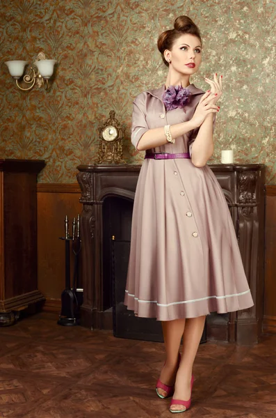 Pin Up beautiful young woman in vintage interior by the fireplace — Stock Photo, Image