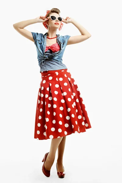 Pin-up genç kadın vintage Amerikan tarzı bir güneş gözlüğü üzerinde çalışıyor