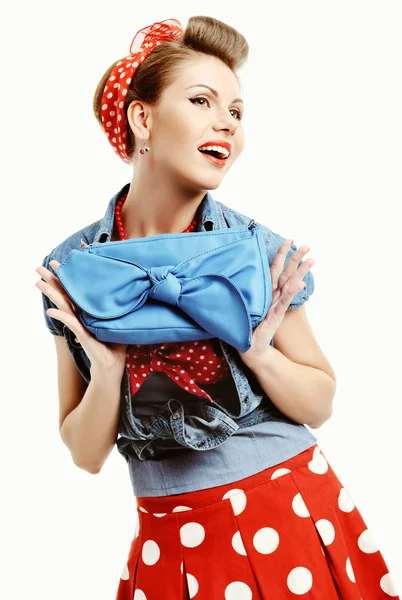 Pin-up junge Frau im amerikanischen Vintage-Stil mit einer Clutch — Stockfoto