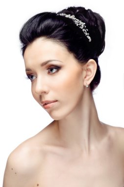 Beyaz stüdyo arka plan üzerinde izole güzel saç modeli olan kadın