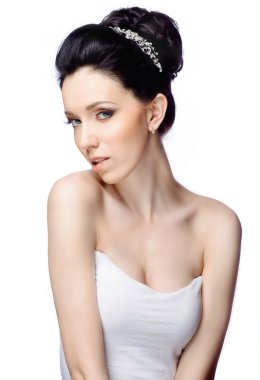 Beyaz stüdyo arka plan üzerinde izole güzel saç modeli olan kadın