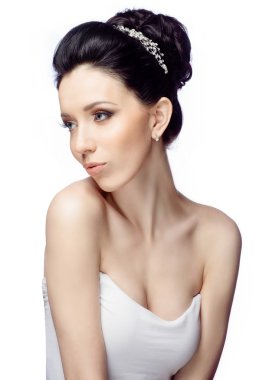 Beyaz stüdyo arka plan üzerinde izole güzel saç modeli olan kadın