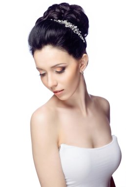 Beyaz stüdyo arka plan üzerinde izole güzel saç modeli ile mütevazı genç kadın