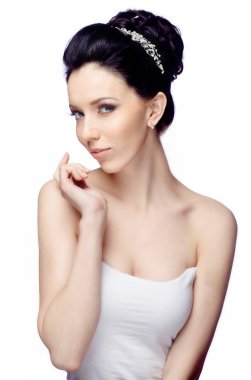 Beyaz stüdyo arka plan üzerinde izole güzel saç modeli olan kadın