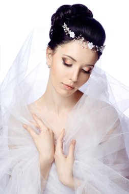 Organze ve güzel taç pelerinle mütevazı genç kadın ile beyaz stüdyo arka plan üzerinde izole kapalı gözler giyinmiş