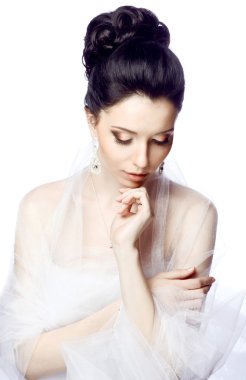 Organze pelerinle mütevazı genç kadın ile beyaz stüdyo arka plan üzerinde izole kapalı gözler giyinmiş