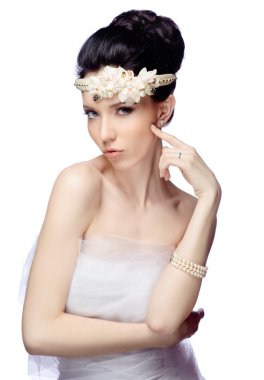 Genç kadın beyaz stüdyo arka plan üzerinde izole Organze ve güzel taç pelerinle giyinmiş