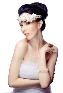 Genç kadın beyaz stüdyo arka plan üzerinde izole Organze ve güzel taç pelerinle giyinmiş