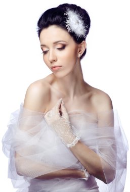 Organze ve dantel eldiven pelerinle beyaz stüdyo arka plan üzerinde izole mütevazı genç kadın giyinmiş