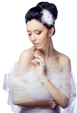 Organze ve dantel eldiven pelerinle beyaz stüdyo arka plan üzerinde izole mütevazı genç kadın giyinmiş