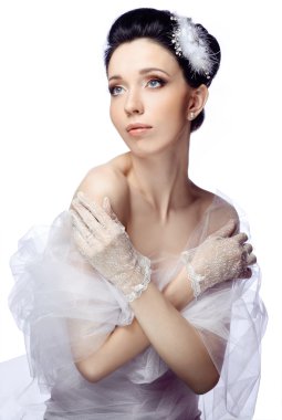 Organze ve dantel eldiven pelerinle beyaz stüdyo arka plan üzerinde izole mütevazı genç kadın giyinmiş