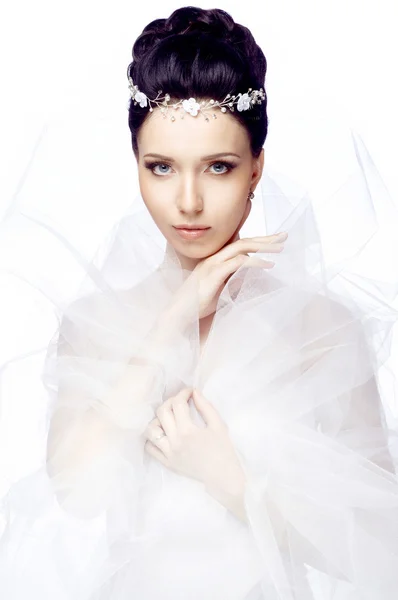 Jovem mulher isolada no fundo do estúdio branco vestida com a capa de organza e bela tiara — Fotografia de Stock