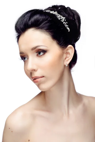 Jeune femme avec belle coiffure isolée sur fond de studio blanc — Photo