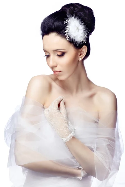 Modeste jeune femme isolée sur fond de studio blanc vêtue du cap d'organza et de gants en dentelle — Photo