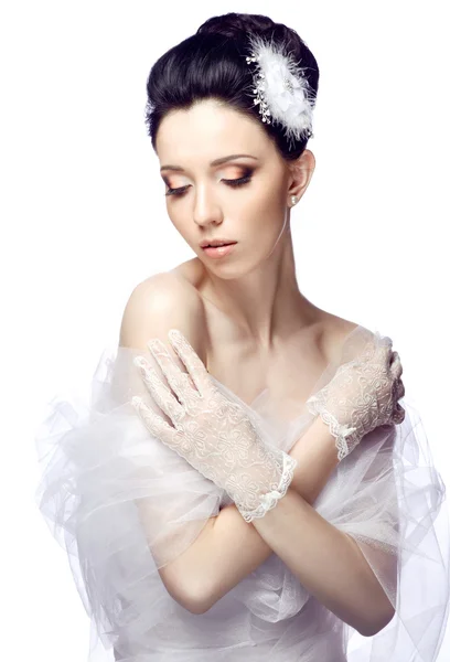 Mujer joven modesta aislada sobre fondo de estudio blanco vestida con la capa de organza y guantes de encaje —  Fotos de Stock