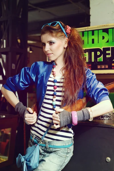 Jovem mulher na URSS estilo dos anos 80 e maquiagem brilhante — Fotografia de Stock