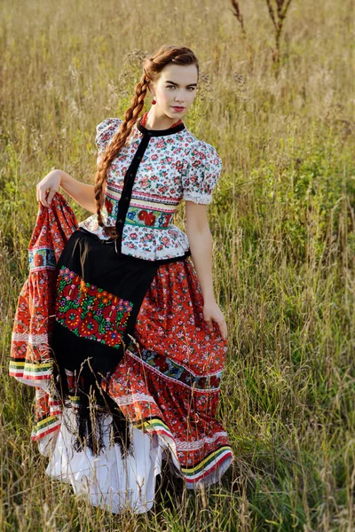 Mujer campesina joven, vestida con traje nacional húngaro, posando sobre el fondo natural — Foto de Stock