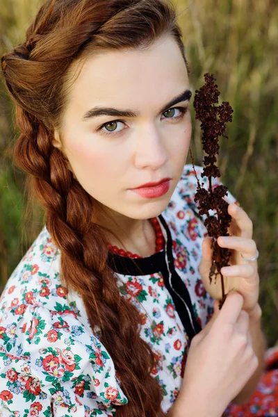 Jeune paysanne, vêtue du costume national hongrois, posant sur fond de nature — Photo