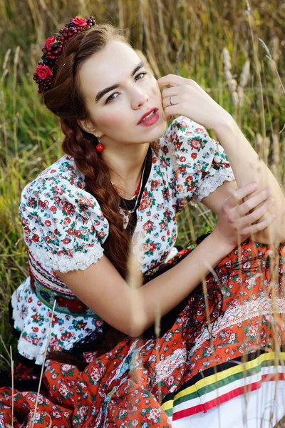 年轻的农妇，身着匈牙利的民族服装，构成了自然背景 — 图库照片