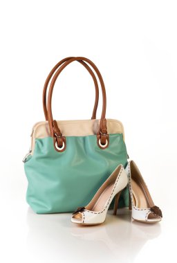 Yüksek topuklar ve beyaz stüdyo arka plan üzerinde izole bir turkuaz çanta ile beyaz kadın ayakkabı