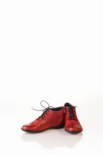 Beyaz stüdyo arka plan üzerinde izole Kırmızı Erkek Ayakkabı — Stok fotoğraf