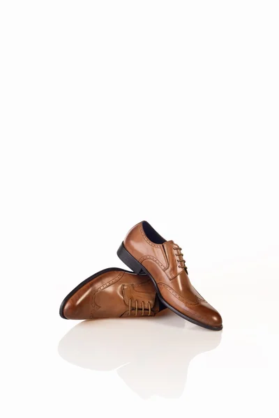 Chaussures homme en cuir marron isolées sur fond de studio blanc — Photo