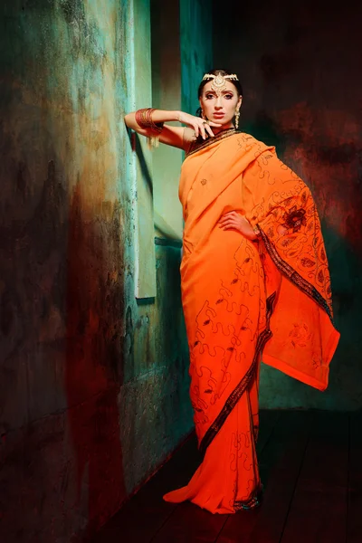 Jeune belle femme en costume indien — Photo