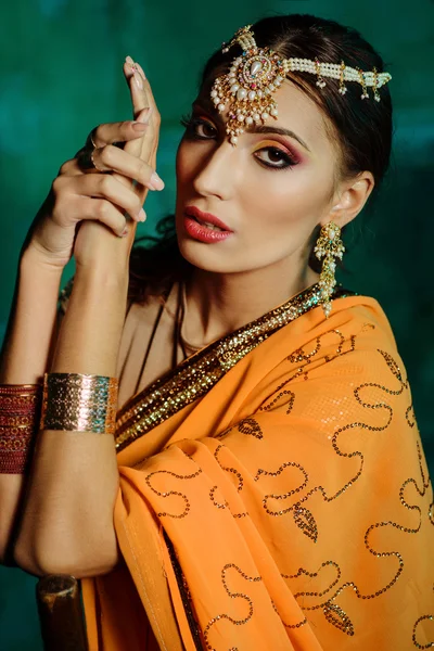 Νεαρή όμορφη γυναίκα στην ινδική φορεσιά — Φωτογραφία Αρχείου
