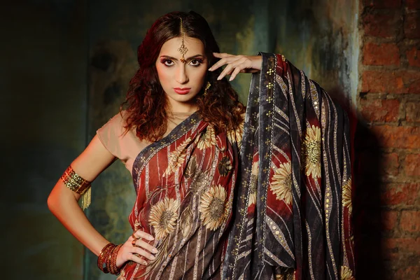 Jeune belle femme en costume indien — Photo