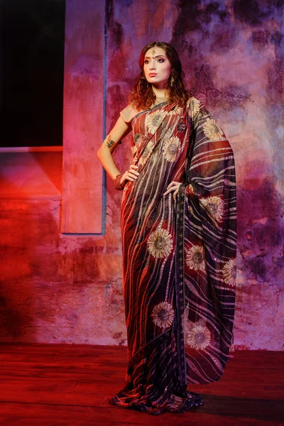 インドの衣装の若い美しい女性 — ストック写真