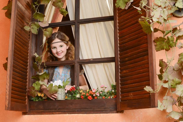 靠近窗户的年轻女孩 — 图库照片