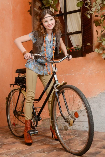 Chica joven con una bicicleta —  Fotos de Stock