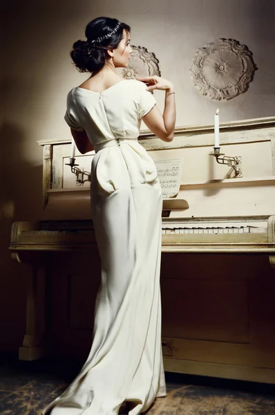 Junge Dame mit dem Klavier — Stockfoto