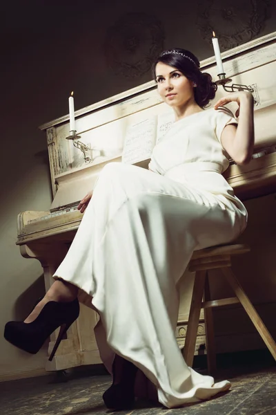 Young lady with the piano — Stock Photo, Image