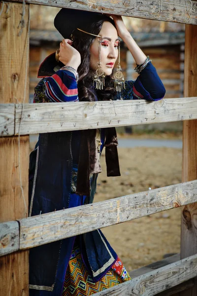 Ragazza in costume nazionale del Vietnam — Foto Stock