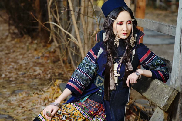 Ragazza in costume nazionale del Vietnam — Foto Stock