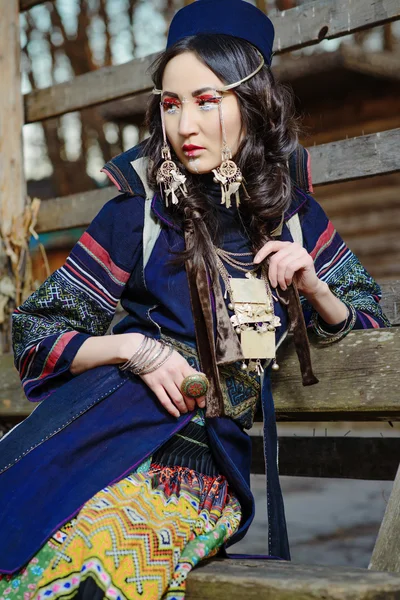 Ragazza in costume nazionale del Vietnam — Foto Stock