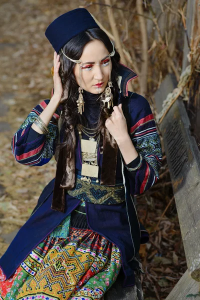 全国越南服饰中的年轻女孩 — 图库照片