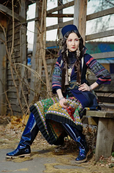 Ragazza in costume nazionale del Vietnam — Foto Stock