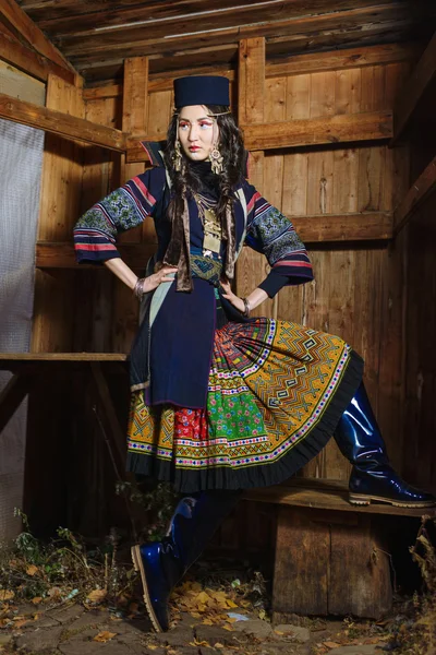 Young Girl in National Vietnam Costume — Stock Photo, Image