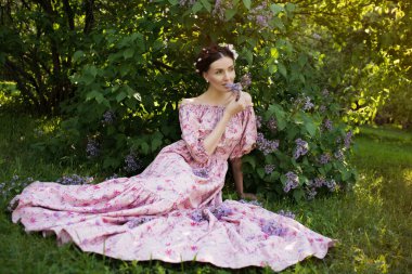 Bahçedeki genç ve güzel kadın