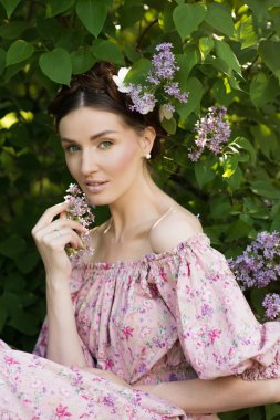 Bahçedeki genç ve güzel kadın