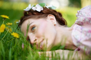 Bahçedeki genç ve güzel kadın