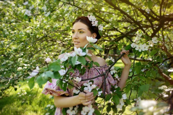 Jeune belle femme dans le jardin — Photo