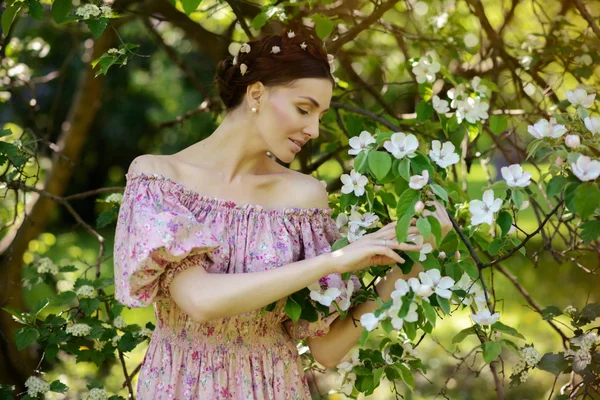 Jovem mulher bonita no jardim — Fotografia de Stock