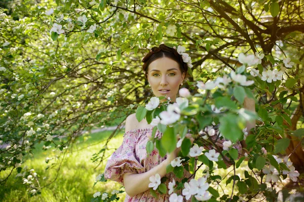 Młoda piękna kobieta w ogrodzie — Zdjęcie stockowe