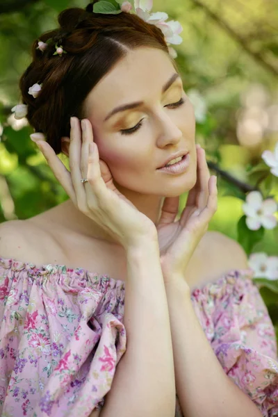 Jonge mooie vrouw in de tuin — Stockfoto