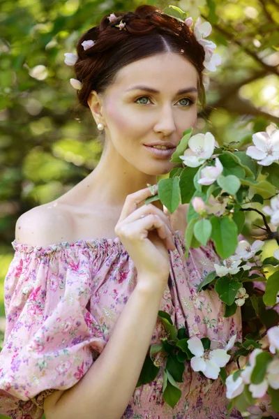 Jovem mulher bonita no jardim — Fotografia de Stock